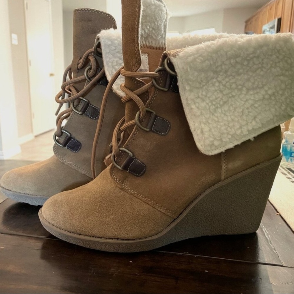 Coach and Four Tan Lace Up Boots with White Lining